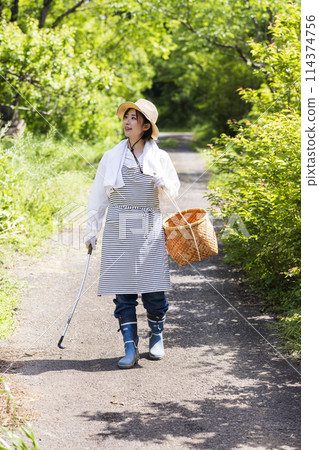 一個住在鄉村的女人 114374756