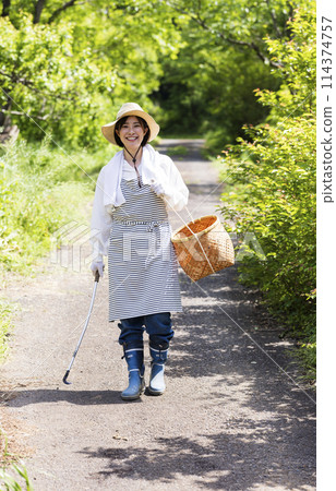 一個住在鄉村的女人 114374757