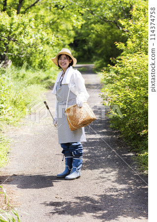 一個住在鄉村的女人 114374758