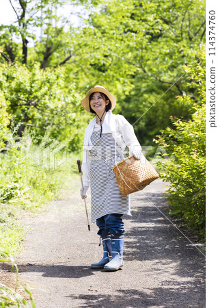 一個住在鄉村的女人 114374760