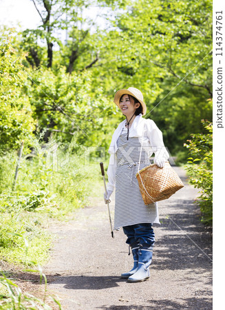 一個住在鄉村的女人 114374761
