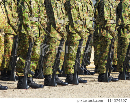 陸上自衛隊隊員手持步槍列隊 陸上自衛隊隊員手持步槍列隊 114374897