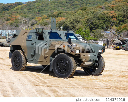 參加訓練展示的陸上自衛隊輕型裝甲車 114374916