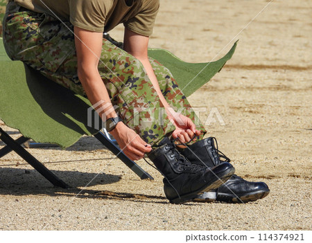 陸上自衛隊人員正在繫鞋帶 114374921