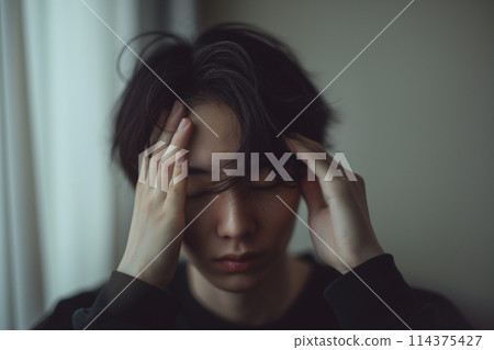抱著頭的男人 114375427