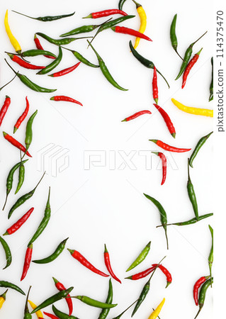 白色背景上的彩色辣椒 114375470