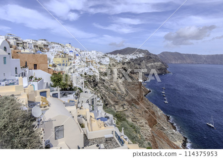 Greece, Santorini, Oia, view of the village with its white houses 114375953