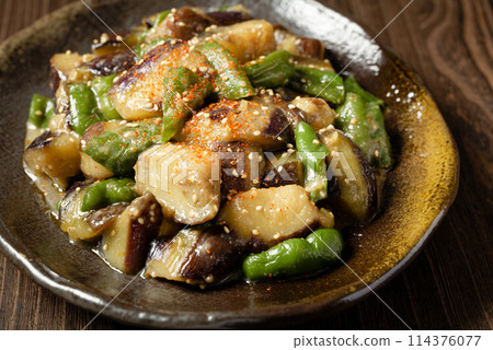 Stir-fried eggplant and peppers with miso 114376077