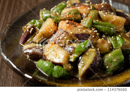 Stir-fried eggplant and peppers with miso 114376080