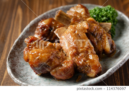Soft spare ribs 114376097