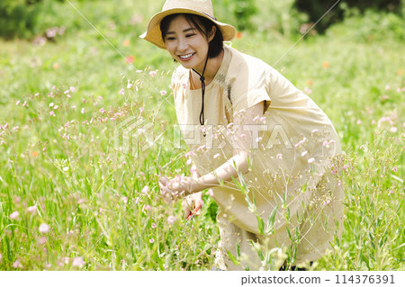可愛的女人摘花 114376391