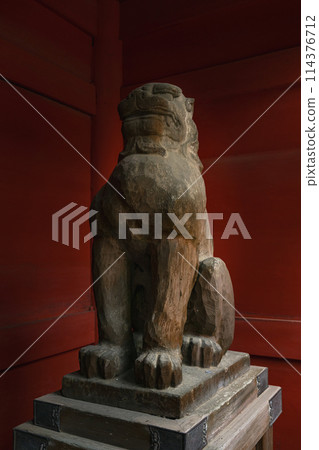 Wooden guardian lion statues at the tower gate of Katori Shrine in Chiba Wooden guardian lion statues at the tower gate of Katori Shrine in Chiba 114376712