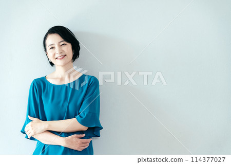A woman smiling at the camera 114377027