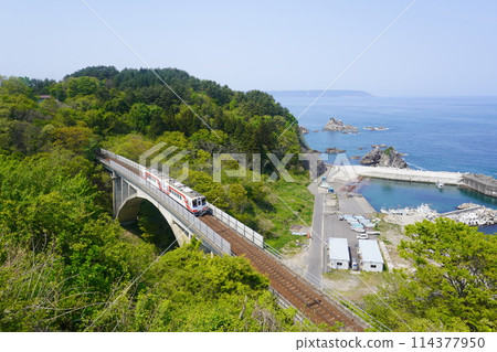 三陸鐵路穿越大澤橋 三陸鐵路穿越大澤橋 114377950