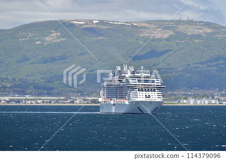 拍攝初夏時節，MSC Bellissima 號郵輪在函館市函館灣航行的景色。 114379096
