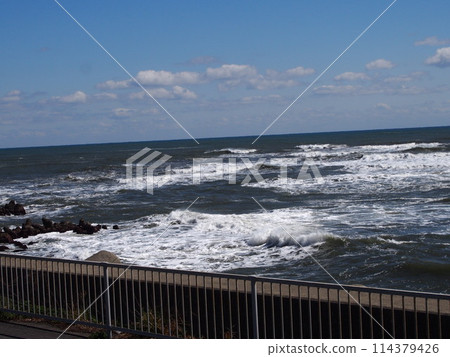 鋒線過後,日立的海面波濤洶湧 鋒線過後,日立的海面波濤洶湧 114379426