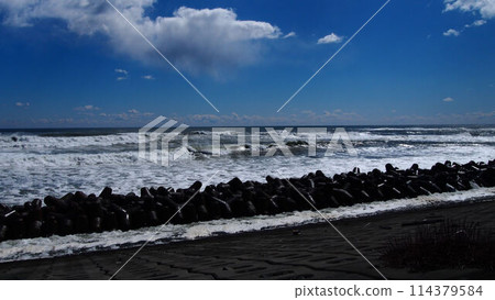 鋒線過後,日立的海面波濤洶湧 鋒線過後,日立的海面波濤洶湧 114379584