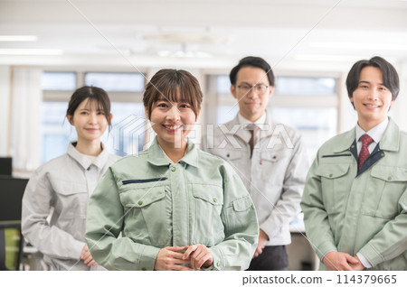 四名穿著工作服的男女工程師 四名穿著工作服的男女工程師 114379665