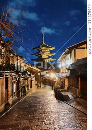 雨後的八坂塔，天空蔚為壯觀 114379944