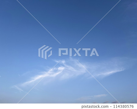 拍攝黃昏時的天空與絲絨一班的雲彩 拍攝黃昏時的天空與絲絨一班的雲彩 114380576