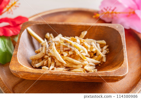 Banana chips 114380986