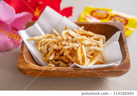 Banana chips Banana chips 114380993