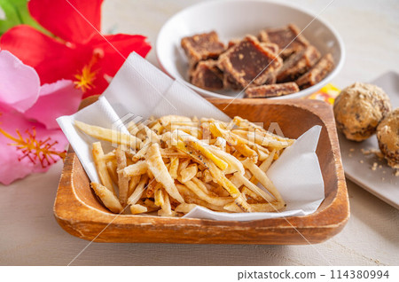 Banana chips Banana chips 114380994