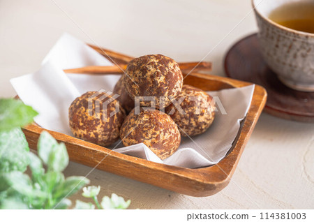 Brown sugar kinako doughnut 114381003