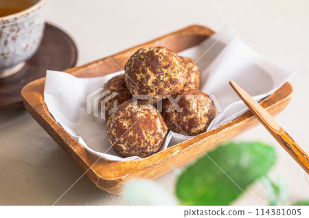 Brown sugar kinako doughnut 114381005