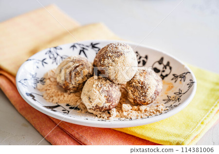 Brown sugar doughnuts with plenty of kinako 114381006