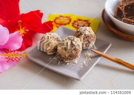 Japanese-style donuts and tea 114381009