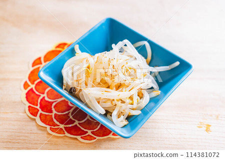 Namul of bean sprouts 114381072