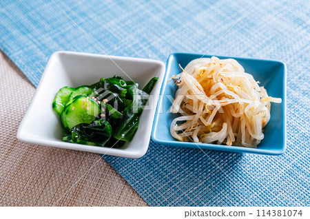 Two types of namul 114381074