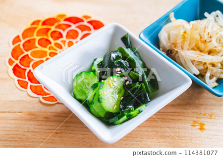 黃瓜和裙帶菜 namul 黃瓜和裙帶菜 namul 114381077