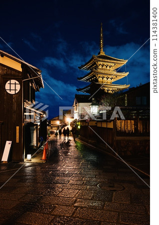 Yasaka Pagoda Night Walk 114381400