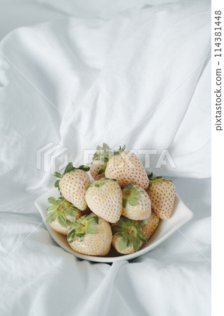 bowl with some white strawberries 114381448