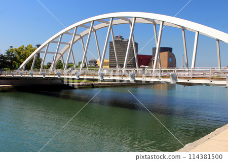 藍天下的小倉川散步道和紫川橋 114381500