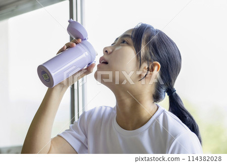 Students hydrating Students hydrating 114382028