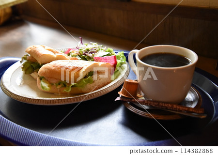 Morning at a relaxing cafe 114382868