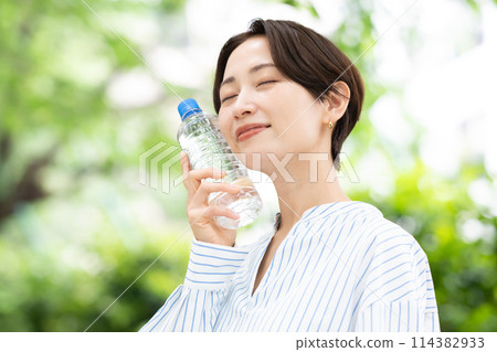 Women supplementing hydration 114382933