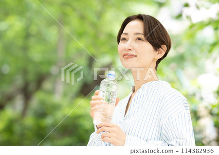 Women supplementing hydration 114382936