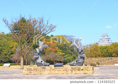 從兵庫縣姬路市城見台公園眺望國寶姬路城和鯱池 從兵庫縣姬路市城見台公園眺望國寶姬路城和鯱池 114385025