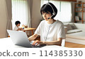 遠距工作：30多歲女性，戴著耳機一邊工作一邊帶孩子（夏季） 114385330