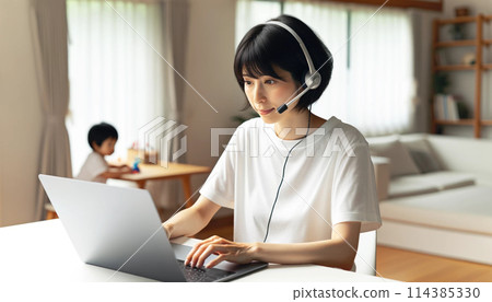 遠距工作:30多歲女性,戴著耳機一邊工作一邊帶孩子(夏季) 遠距工作:30多歲女性,戴著耳機一邊工作一邊帶孩子(夏季) 114385330