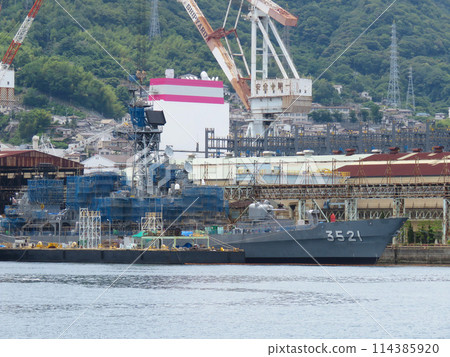 海上自衛隊訓練艦在造船廠進行維修 114385920