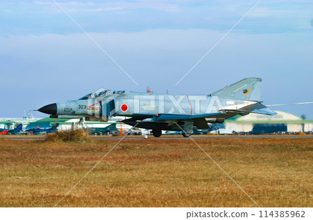 Landing Air Self-Defense Force F-4EJ Kai fighter jet Landing Air Self-Defense Force F-4EJ Kai fighter jet 114385962