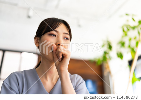 Female portrait 114386278