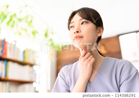 Female portrait 114386291
