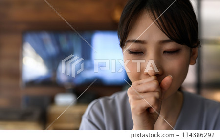 Female portrait 114386292