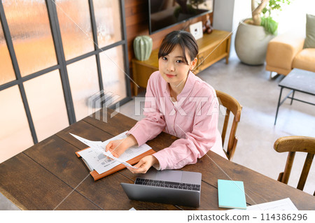 Zaitaku worker woman Zaitaku worker woman 114386296